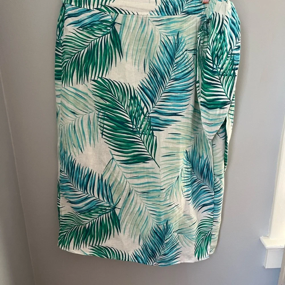 Tahari Green Knee-Length Pencil Skirt with Slit